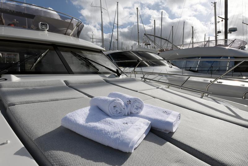 Book yachts online - motorboat - Prestige 420 New - My Love II - rent