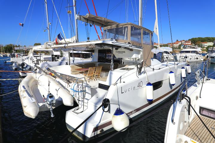 Book yachts online - catamaran - Lucia 40 - Floreanne - rent