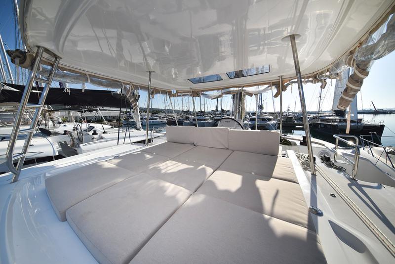 Book yachts online - catamaran - Lagoon 50 - LUX CAT Air Condition Generator Watermaker - rent