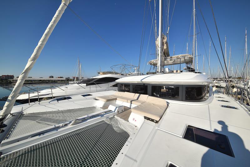 Book yachts online - catamaran - Lagoon 50 - LUX CAT Air Condition Generator Watermaker - rent