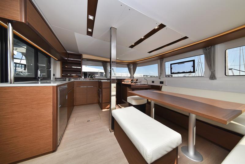 Book yachts online - catamaran - Lagoon 46 - MAJESTIC Air Condition Generator Watermaker - rent