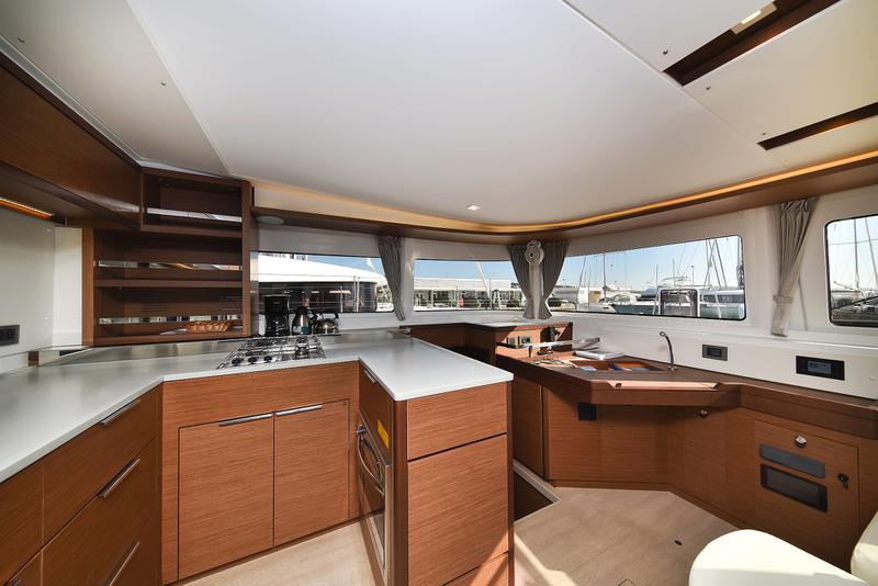 Book yachts online - catamaran - Lagoon 46 - MAJESTIC Air Condition Generator Watermaker - rent