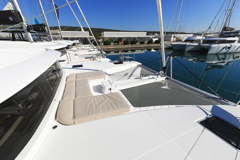 Book yachts online - catamaran - Lagoon 46 - MAJESTIC Air Condition Generator Watermaker - rent