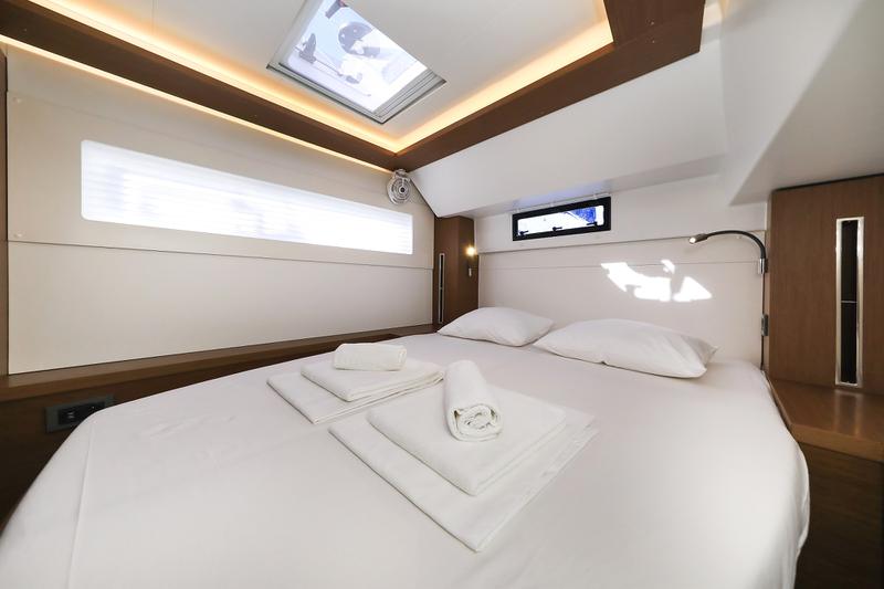 Book yachts online - catamaran - Lagoon 46 - MAJESTIC Air Condition Generator Watermaker - rent