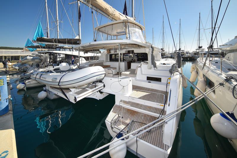 Book yachts online - catamaran - Lagoon 46 - MAJESTIC Air Condition Generator Watermaker - rent