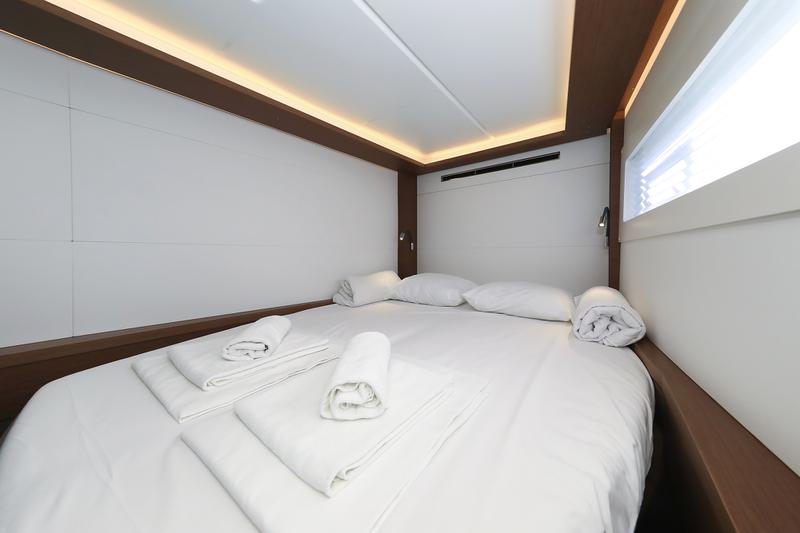 Book yachts online - catamaran - Lagoon 46 - MAJESTIC Air Condition Generator Watermaker - rent
