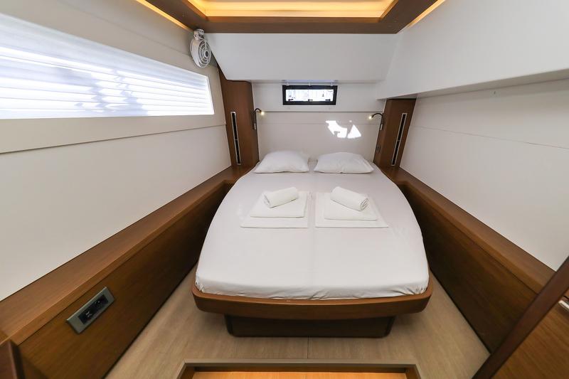 Book yachts online - catamaran - Lagoon 46 - MAJESTIC Air Condition Generator Watermaker - rent