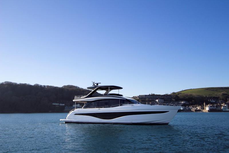 Book yachts online - motorboat - Princess Y72 - no name - rent