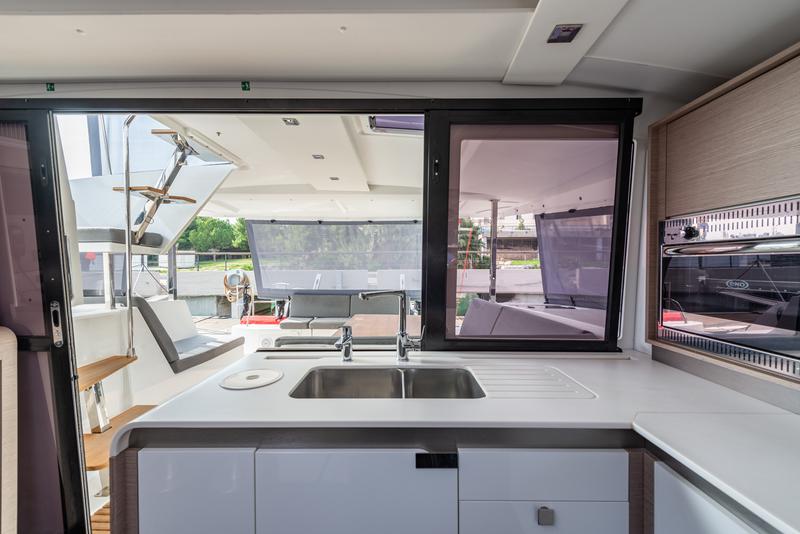 Book yachts online - catamaran - Isla 40 - Rih - A/C &amp; Generator - rent