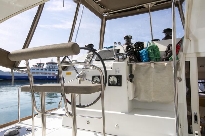 Book yachts online - catamaran - Lagoon 400 S2 12 - VASILIKI - rent