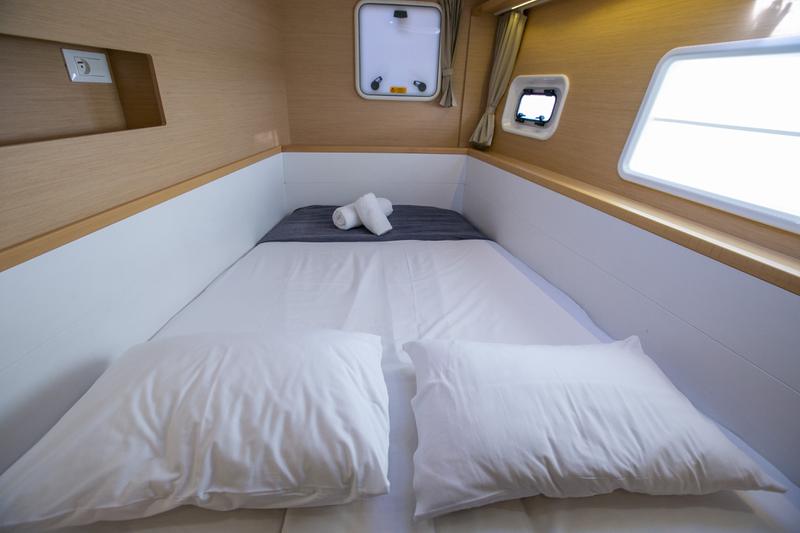 Book yachts online - catamaran - Lagoon 400 S2 12 - VASILIKI - rent