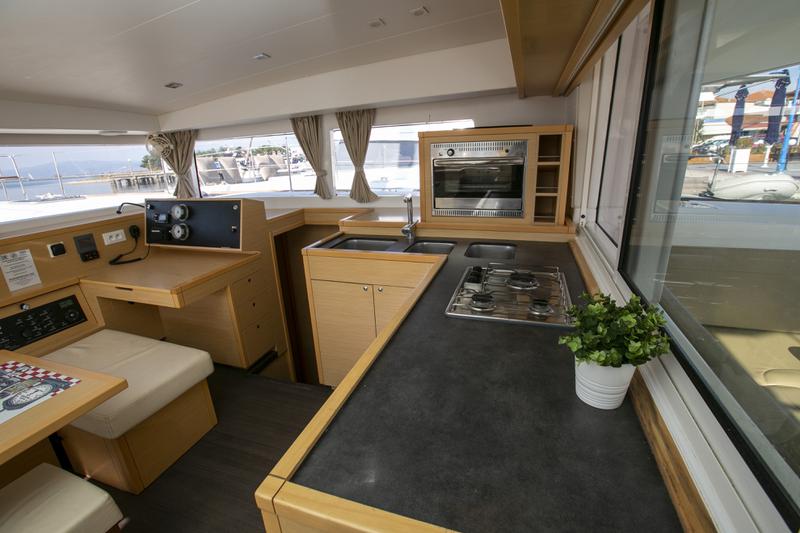 Book yachts online - catamaran - Lagoon 400 S2 12 - VASILIKI - rent