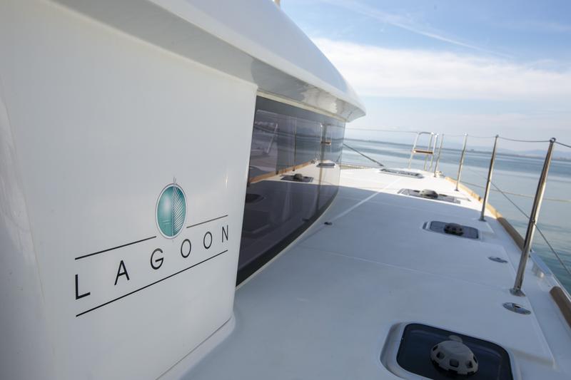 Book yachts online - catamaran - Lagoon 400 S2 12 - VASILIKI - rent