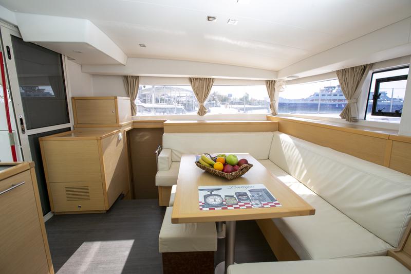 Book yachts online - catamaran - Lagoon 400 S2 12 - VASILIKI - rent