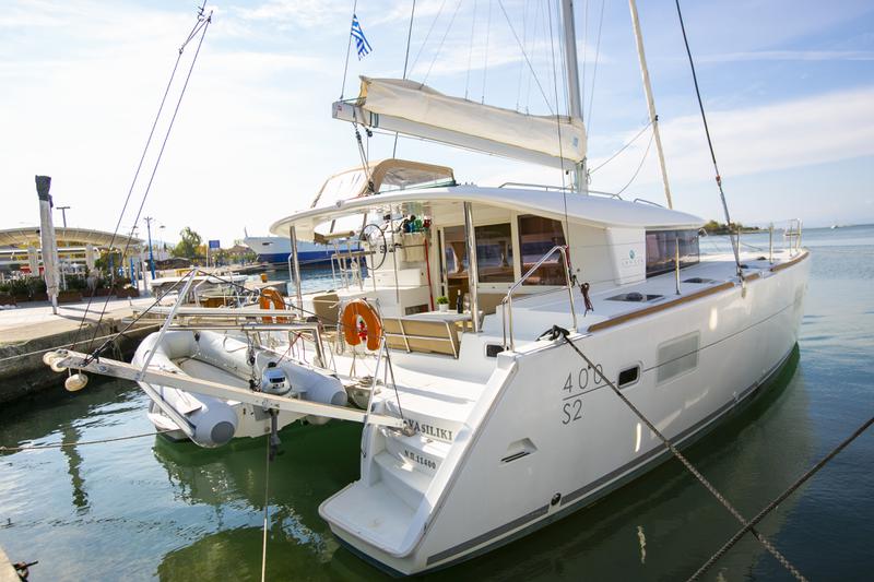 Book yachts online - catamaran - Lagoon 400 S2 12 - VASILIKI - rent