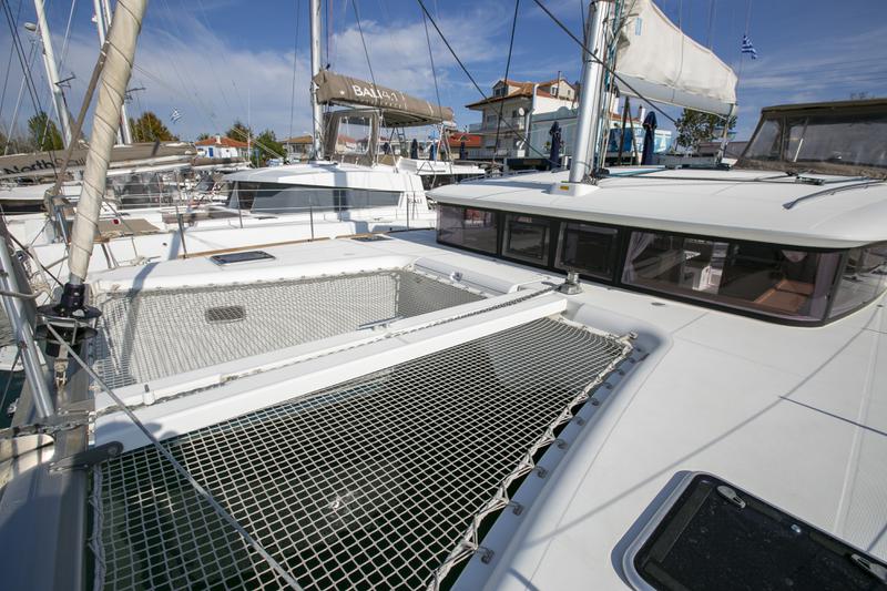 Book yachts online - catamaran - Lagoon 400 S2 12 - VASILIKI - rent