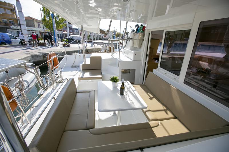 Book yachts online - catamaran - Lagoon 400 S2 12 - VASILIKI - rent