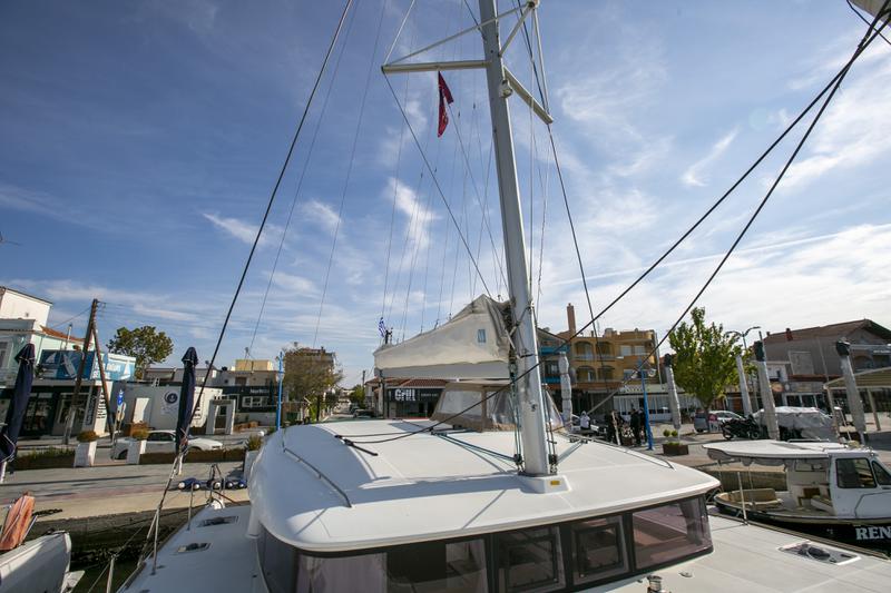 Book yachts online - catamaran - Lagoon 400 S2 12 - VASILIKI - rent