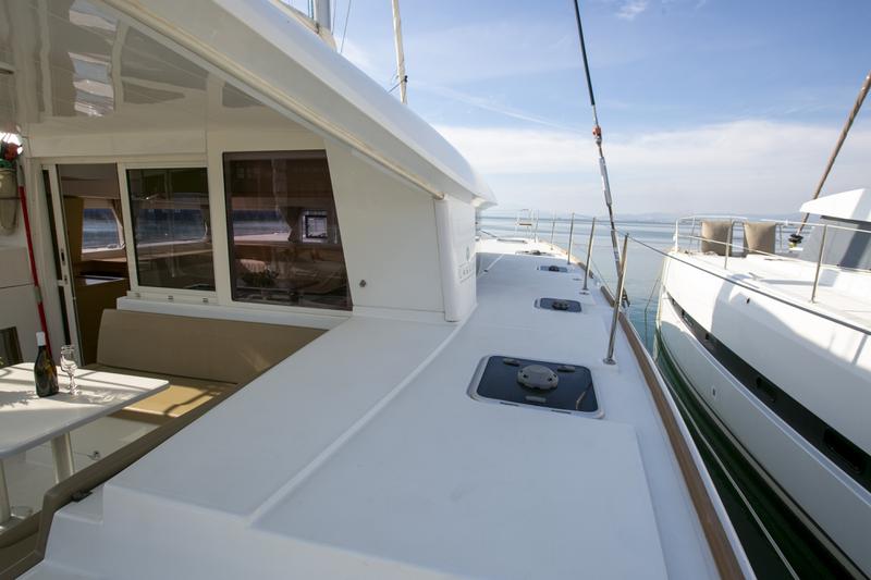 Book yachts online - catamaran - Lagoon 400 S2 12 - VASILIKI - rent