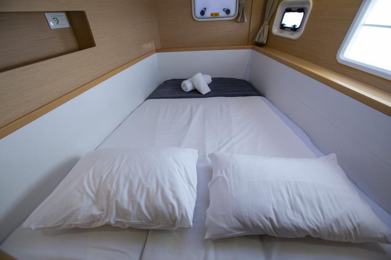 Book yachts online - catamaran - Lagoon 400 S2 12 - VASILIKI - rent