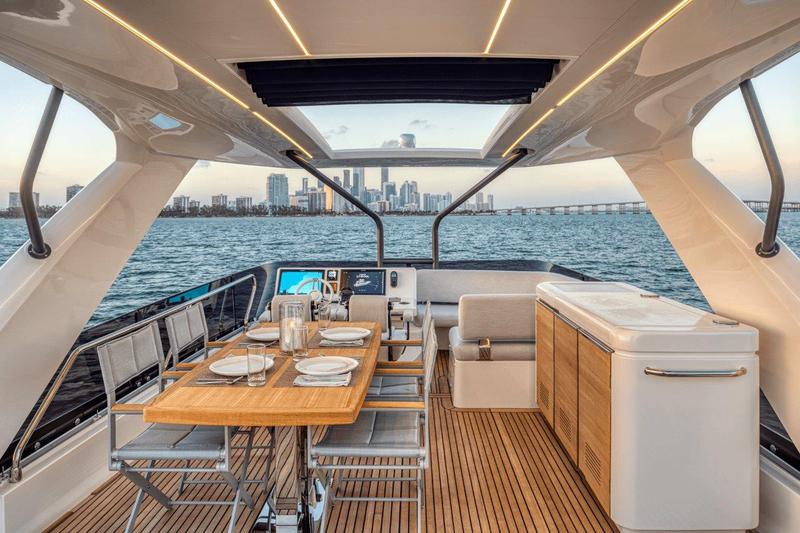 Book yachts online - motorboat - Prestige 690 - ALINA - rent