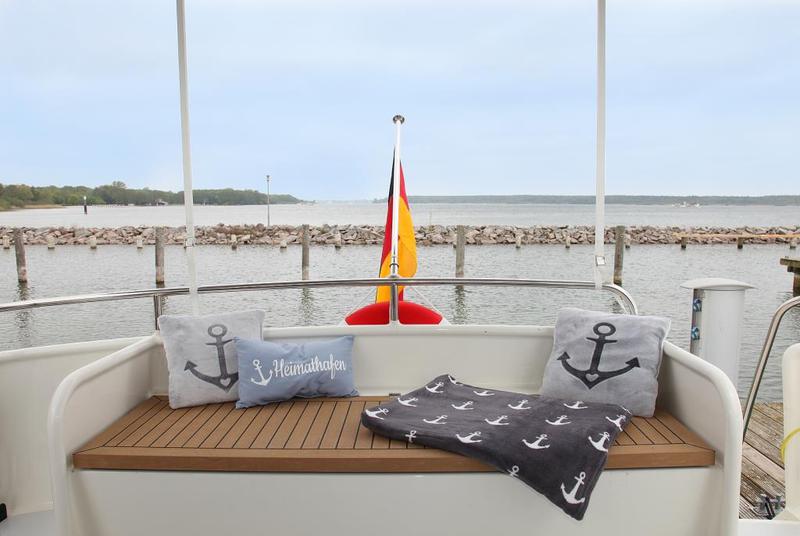 Book yachts online - motorboat - Concordia 108AC - Laura Marie - rent