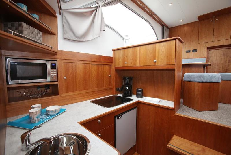 Book yachts online - motorboat - Concordia 108AC - Laura Marie - rent
