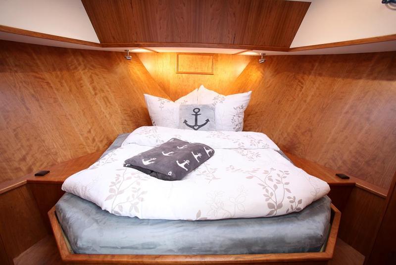 Book yachts online - motorboat - Concordia 108AC - Laura Marie - rent