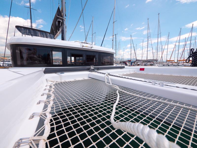 Book yachts online - catamaran - Lagoon 40 - BLUE EYES with AC - rent