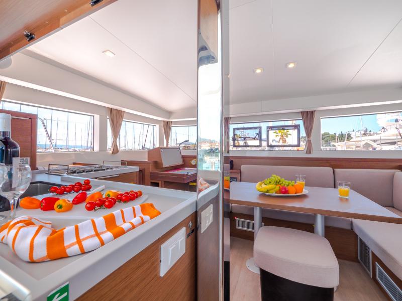 Book yachts online - catamaran - Lagoon 40 - BLUE EYES with AC - rent