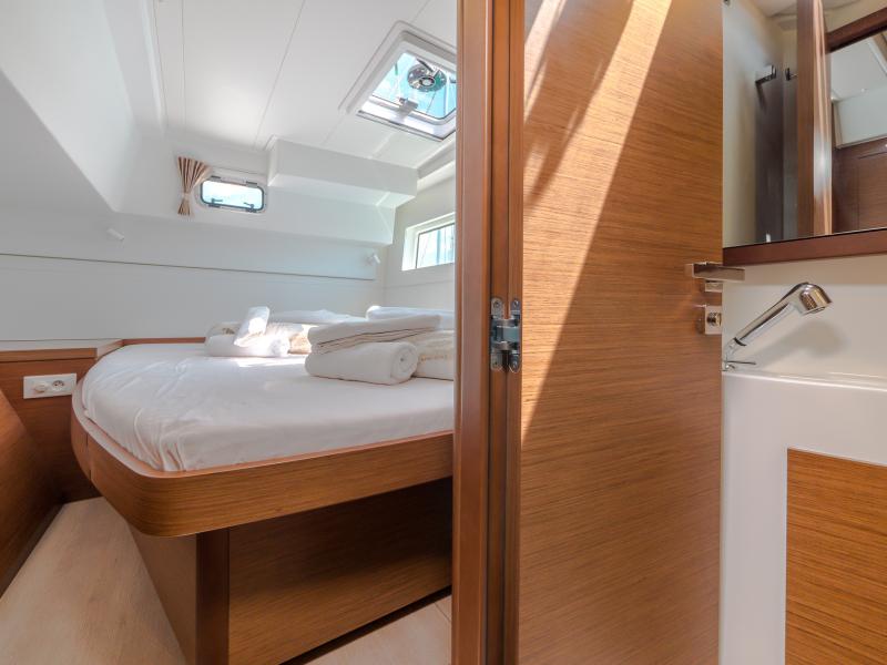 Book yachts online - catamaran - Lagoon 40 - BLUE EYES with AC - rent