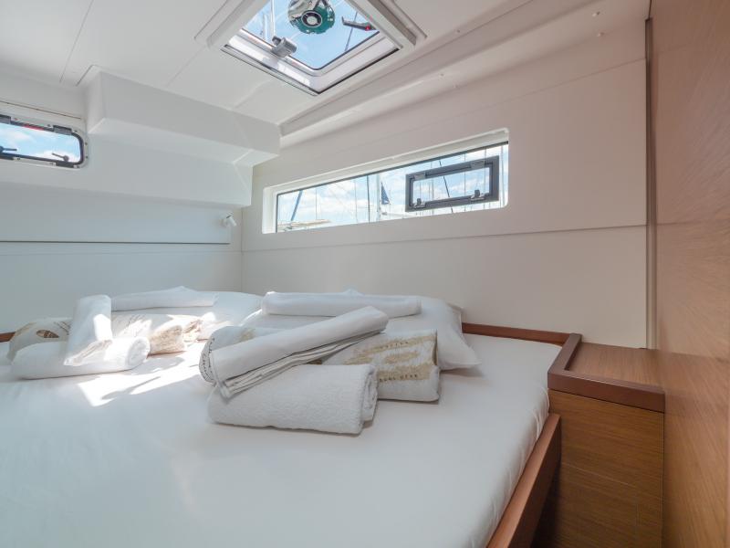 Book yachts online - catamaran - Lagoon 40 - BLUE EYES with AC - rent