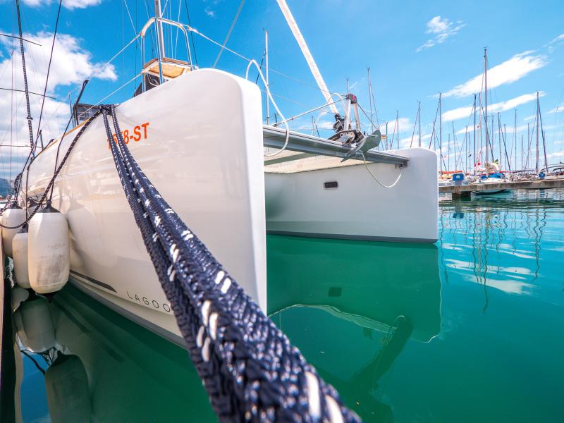 Book yachts online - catamaran - Lagoon 40 - BLUE EYES with AC - rent