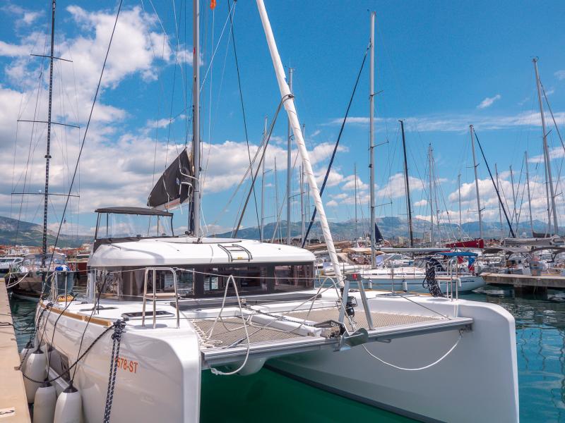 Book yachts online - catamaran - Lagoon 40 - BLUE EYES with AC - rent