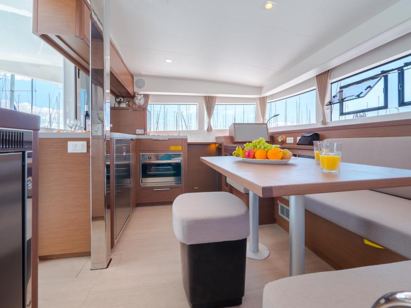 Book yachts online - catamaran - Lagoon 40 - BLUE EYES with AC - rent