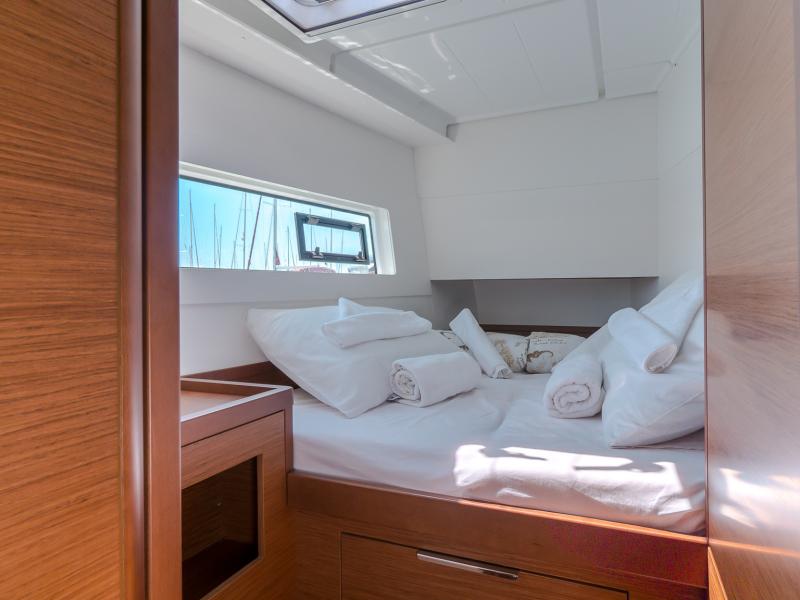 Book yachts online - catamaran - Lagoon 40 - BLUE EYES with AC - rent