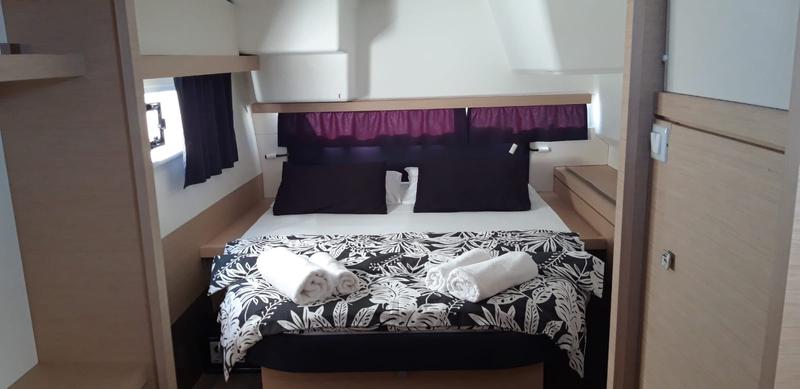 Book yachts online - catamaran - Lucia 40 - NALA -AC and generator - rent