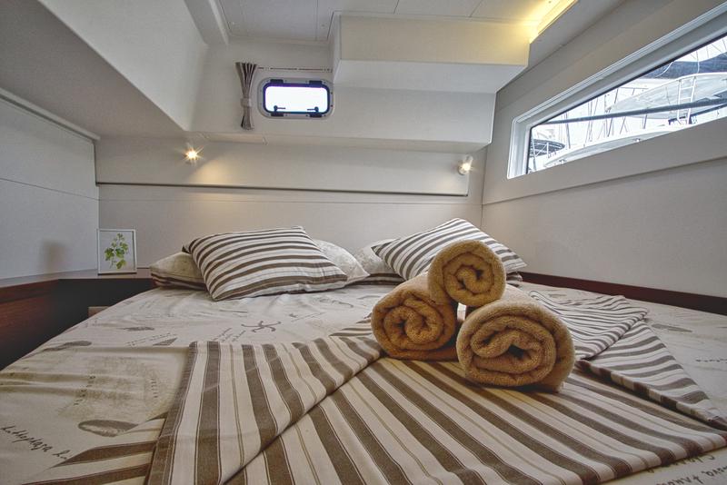 Book yachts online - catamaran - Lagoon 40 (2020) equipped with a/c (salon), generator - LIQUID SPIRIT - rent