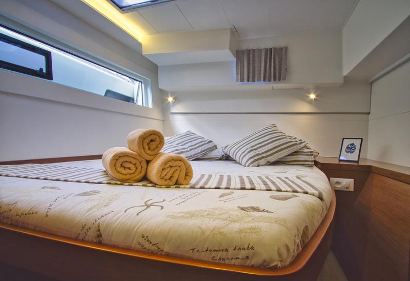 Book yachts online - catamaran - Lagoon 40 (2020) equipped with a/c (salon), generator - LIQUID SPIRIT - rent