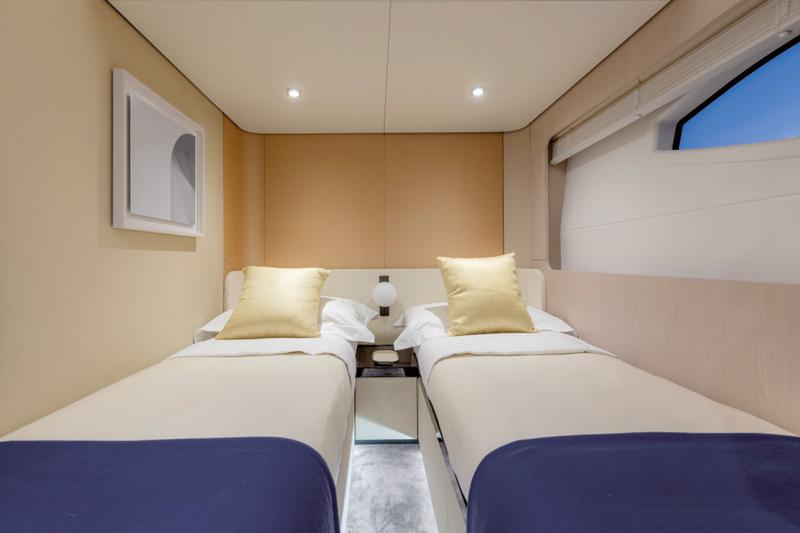 Book yachts online - motorboat - Azimut 78 Fly - PREWI - rent