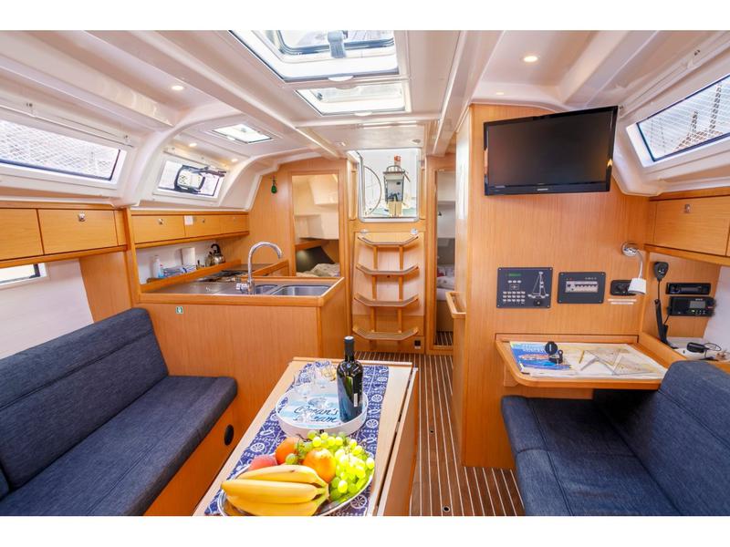 Book yachts online - sailboat - Bavaria 37 Cruiser - Summer Wind - rent