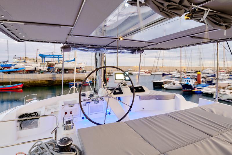 Book yachts online - catamaran - Lagoon 52F - Neptuno Martinique - rent