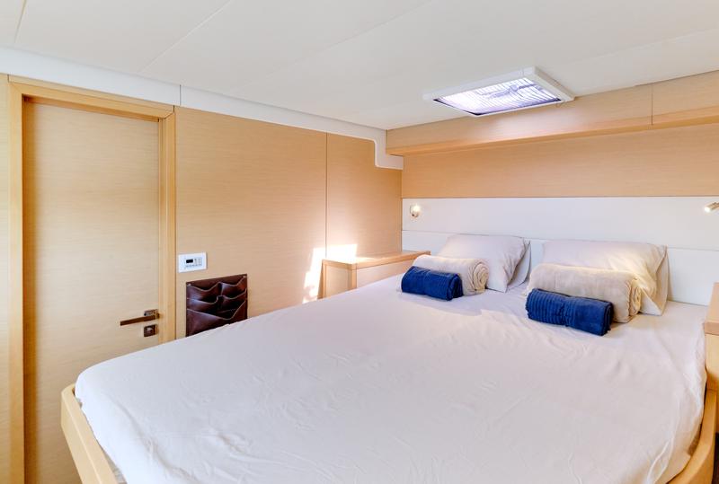 Book yachts online - catamaran - Lagoon 52F - Neptuno Martinique - rent