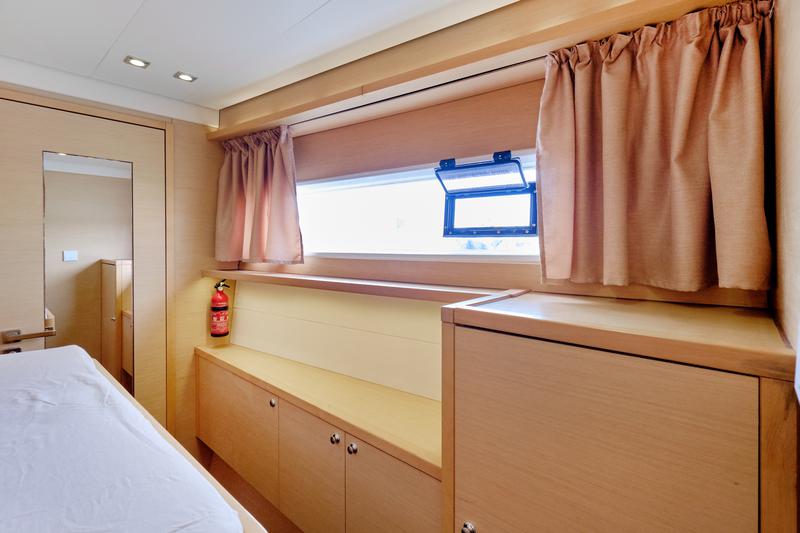 Book yachts online - catamaran - Lagoon 52F - Neptuno Martinique - rent