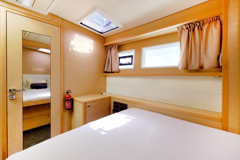 Book yachts online - catamaran - Lagoon 52F - Neptuno Martinique - rent