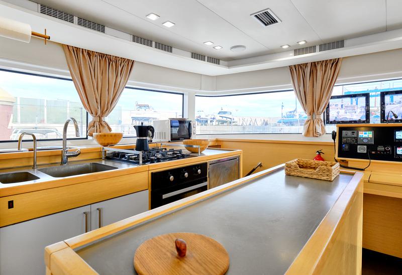 Book yachts online - catamaran - Lagoon 52F - Neptuno Martinique - rent