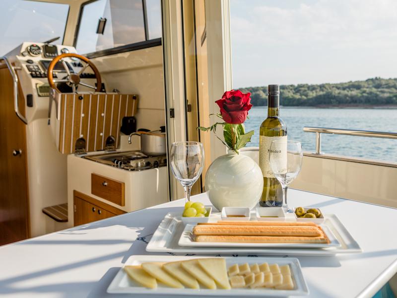 Book yachts online - motorboat - Leidi 660 - H3 - rent