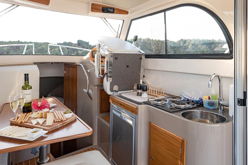 Book yachts online - motorboat - Leidi 800 - H8 - rent