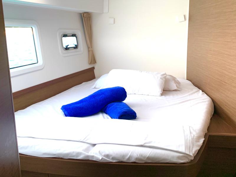 Book yachts online - catamaran - Lagoon 42 - PASCAL - rent