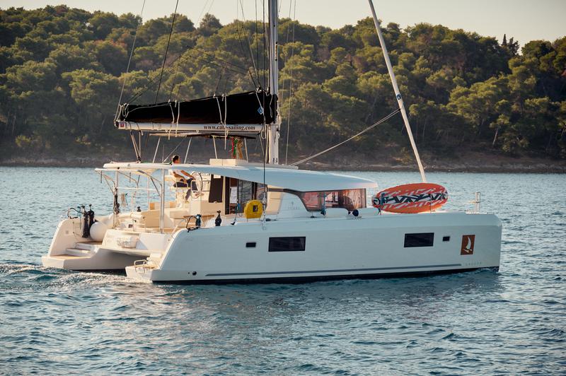 Book yachts online - catamaran - Lagoon 42 - BARNEY  - rent
